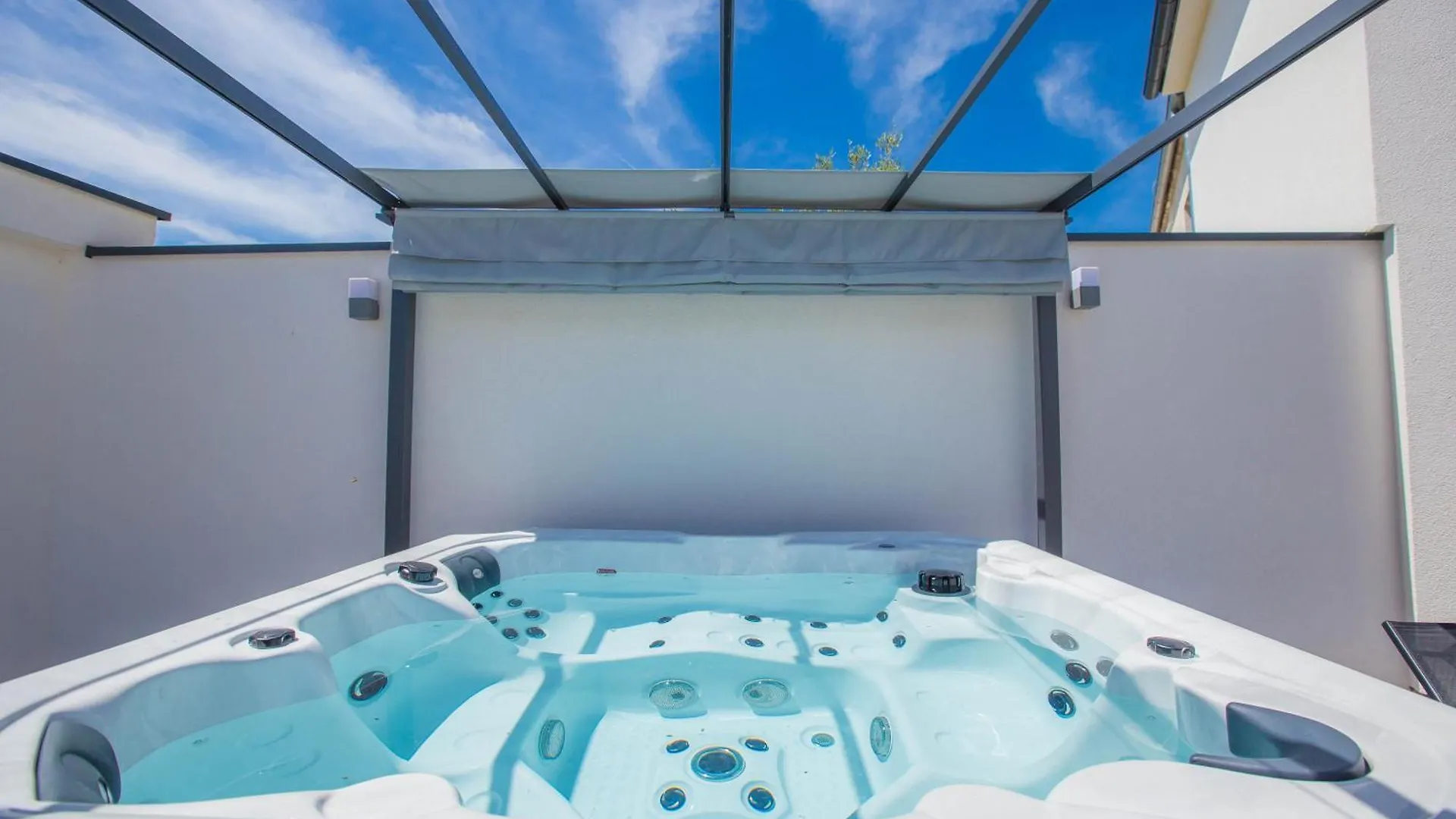 Jacuzzi House Mia Villa Gajana Vakantiehuis